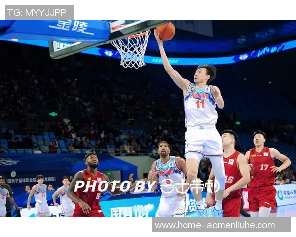 新疆男篮与天津男篮激战正酣谁能在这场对决中笑到最后